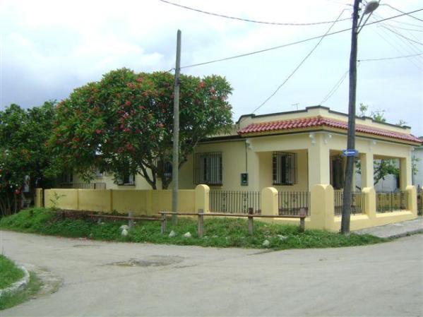 Esta casa está rebajada a 50,000 CUC y todavía el precio es "negociable". El anunciante la proclama TREMENDA CASAAAA!! Ubicada en Campo Florido a seis kilómetros de playa Guanabo.