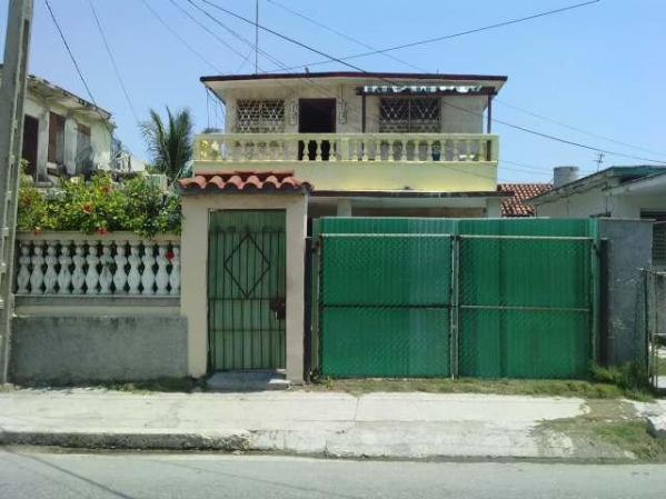 En Guanabo. Tiene en total siete habitaciones, cuatro baños, terraza, sala, cocina, pantry y otros aspectos adicionales. Piden 85,000 CUC.