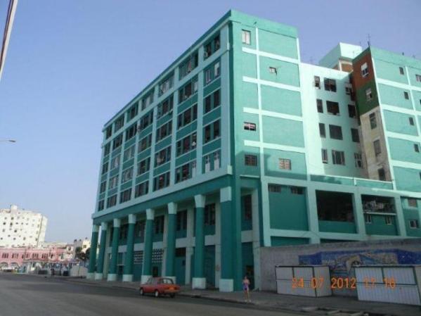 Apartamento en Humbolt y Malecón, La Habana. Cuatro dormitorios con closets y con dos baños, además de patio interior.