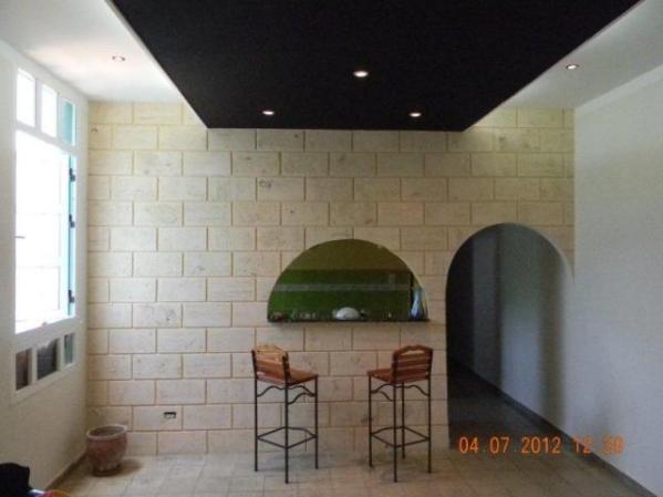 Vista interior del apartamento en Humbolt (foto anterior). Piden 32,000 CUC.
