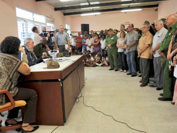 11 DE ABRIL, 2013: El periódico ¨Granma¨ publicó varias fotos del gobernante cubano inaugurando una escuela en La Habana.