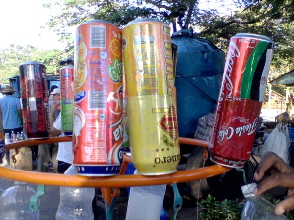 El otro problema es que tampoco hay en qué beberla, y ante la falta de envases, los cubanos construyen los suyos propios. (Imágenes de un "tiro" de cerveza en la áreas aledañas al estadio Sandino en Santa Clara).
