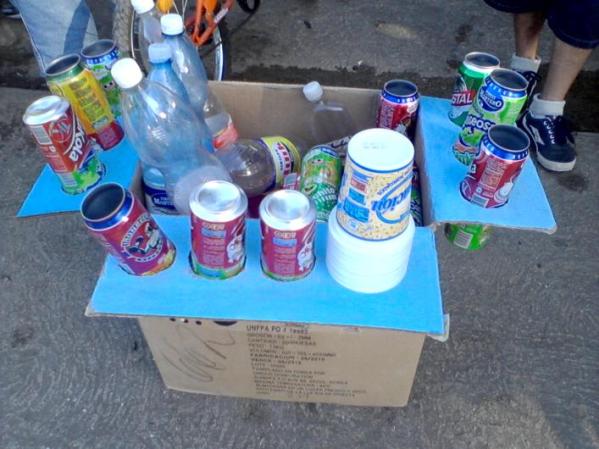 La inventiva cubana ante la eterna escasez del país también alcanza la forma en que se bebe. Imágenes de un "tiro" de cerveza en la áreas aledañas al estadio Sandino en Santa Clara.