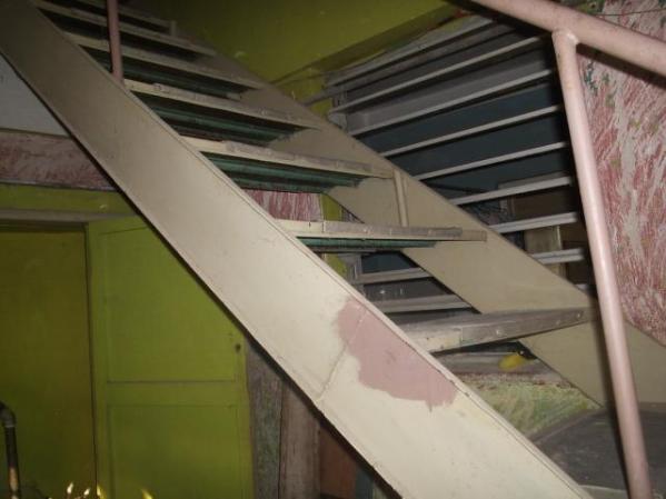 Vendo Escalera metálica de 14 escalones, con huella de 25 cm y contrahuella de 18 cm, con pasamano en su lado izquierdo.<br />Precio: 60 cuc