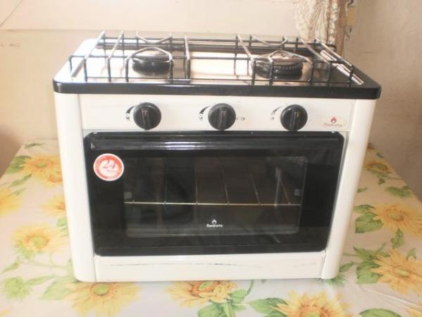 VENDO COCINA DE GAS CON HORNO<br />Precio: 120 cuc