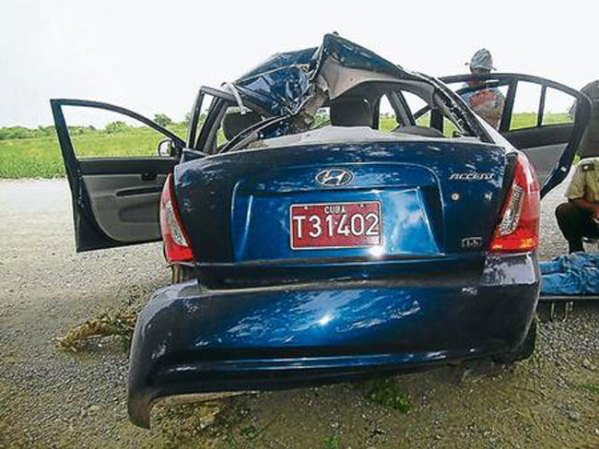 Sin embargo y pese a su declaración a favor de la teoría adelantada por el gobierno cubano, Carromero es acusado de homicidio relacionado con la muerte de Payá. La imagen muestra cómo quedó el auto en el que viajaban.