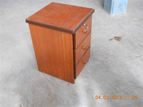 Gavetero de madera nuevo con ruedas, 3 gavetas, cerradura, llaves.