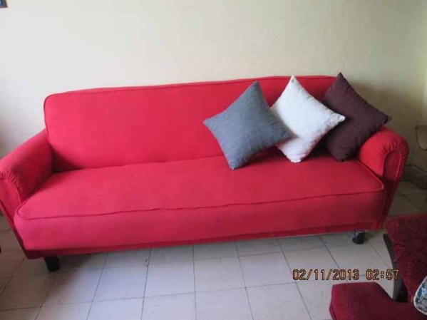 Vendo sofá cama de color rojo en 250 cuc.