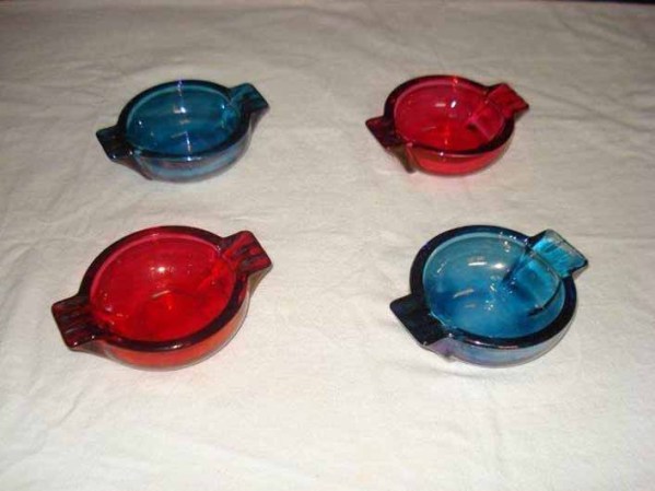 4 ceniceros de cristal antiguos a 5 cuc c/u. 1.