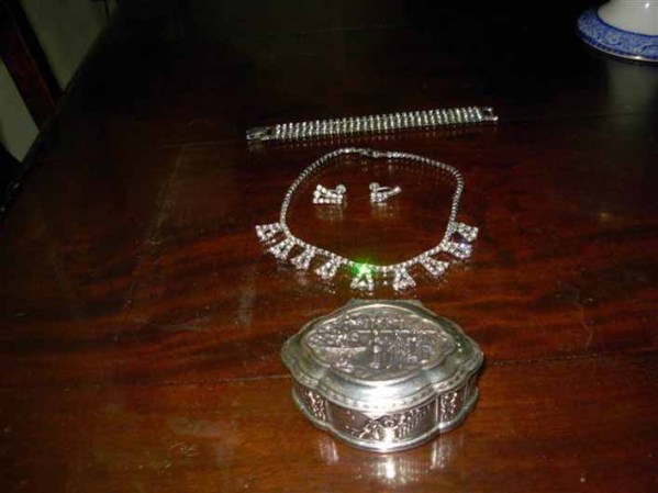 Se vende cofre de joyas antiguas.