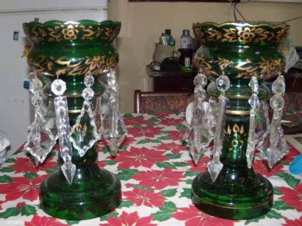 Vendo bellos lustres verdes antiquísimos con sus lagrimas.