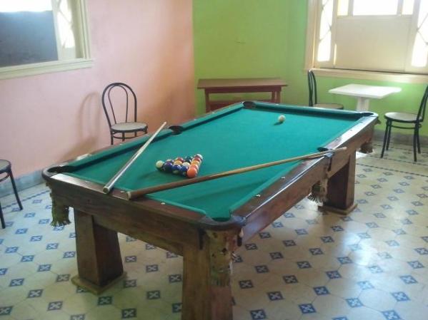 Billar Restaurante Calle 12 #508 % 21 y 23, El Vedado, (encima de la florería.)