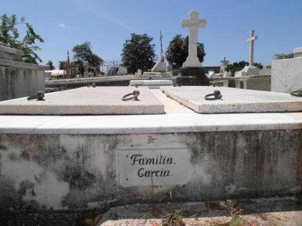 Vendo panteon de 2 bóvedas y 1 osario en el cementerio colon .... Precio: 1,900 cuc .... un pedestal con una cruz de mármol. A cada bóveda le caben 3 ataúdes,