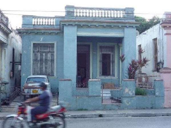 Casa independiente en La Habana Cuba, barriada de Santos Suarez . Consta de jardin, portal, carporch, sala, comedor, 3 cuartos baño y cocina. Telef de contacto 305 303 6612 Olga