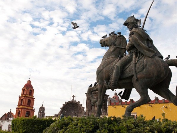 San Miguel de Allende es una ciudad colonial; todos sus edificios antiguos son verdaderas joyas, y el ambiente que se vive ahí es muy propicio para el turismo cultural, histórico y bohemio.