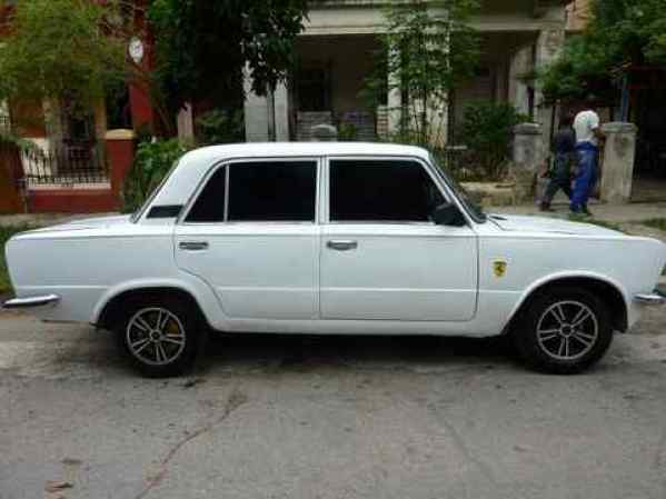 Se vende FIAT 125 Argentino color blanco, caja 5ta, alternador, bomba de combustible, pizarra y carburador todo de lada. Llantas 13 de la tienda. Está acabado de chapistear por arriba y por abajo y pintura, dirección y parrillas nuevas con todos los bujes nuevos adelante y atrás. Para más información llamar a Grethel: +53 (0)53539878. Precio negociable.
