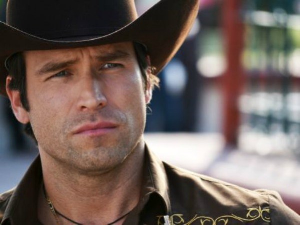 Rafael Amaya es Aurelio Casillas, “El Señor de los Cielos”, uno de los narcotraficantes más importantes del México de los 90's, que ambicionaba convertirse en el hombre más rico y poderoso del país y sus alrededores.