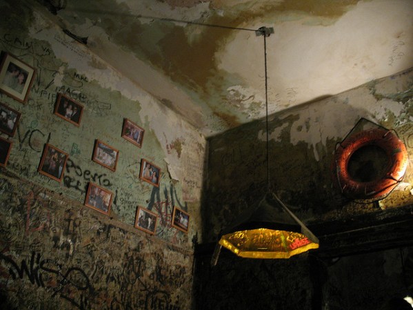 Interior de un famoso bar: El Batey, Viejo San Juan, el cula está decorado de forma muy original.