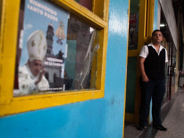 DEL 22 AL 29 DE MARZO, 2012: En La Habana tanto residentes como comerciantes aguardan la histórica llegada del papa Benedicto XVI.