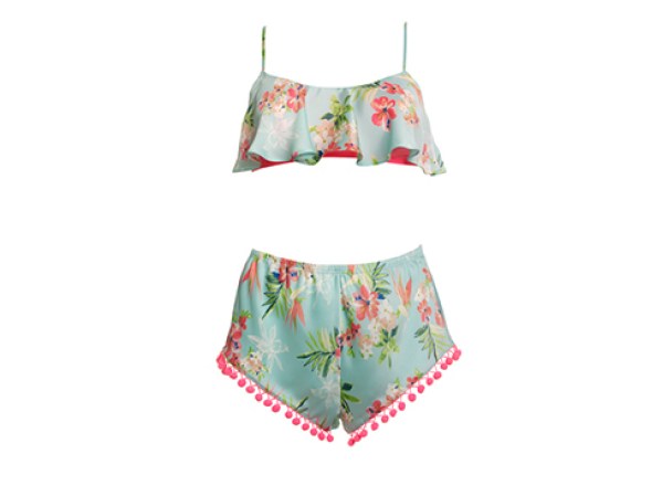 Set de sostén y panty tropical de Victoria Secret. Encuéntralo victoriassecret.com, $58.