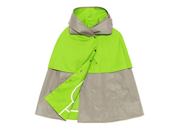 m. Esta capa verde neón seguro te protege de la lluvia y algo más. troutrainwear.com, $545.