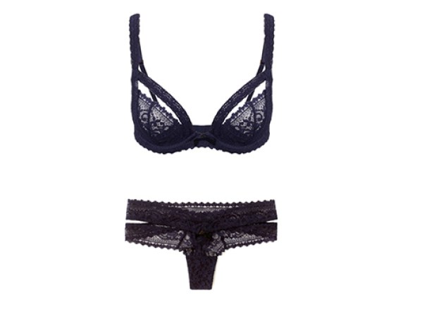 Sostén y tanga “media noche”. Encuéntralos en avenue32.com; $240.
