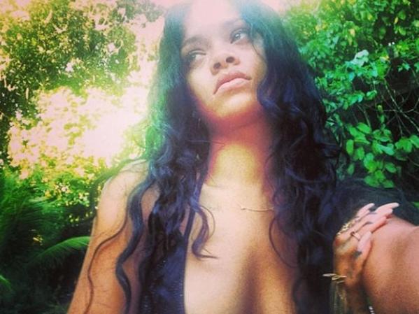 19 DE ENERO, 2014-Rihanna visitó Brasil y se fotografió en poses muy sensuales y en trajes de baño en las playas del país.