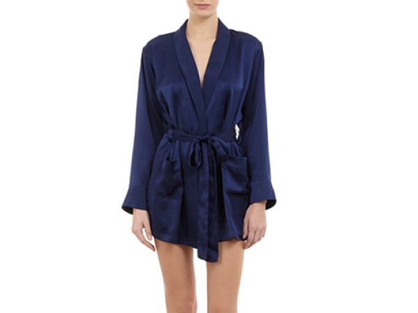 Bata de Araks Madeline. Encuéntrala en barneys.com, $390.
