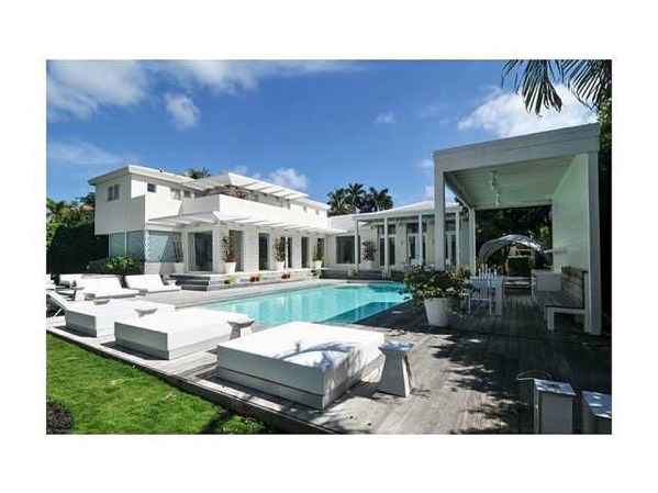 Está ubicada en un súper exclusivo barrio de Miami Beach. Y la última vez la estaba vendiendo en 14 millones, lo que significa una rebaja sustancial.