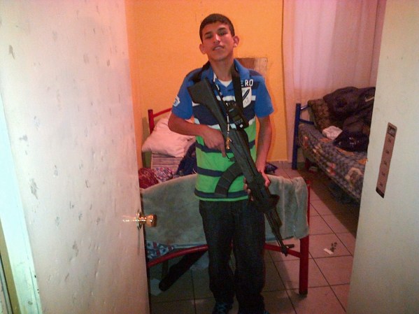 Fotos de presuntos sicarios del narcotrafico en Nuevo Laredo, Tamaulipas, México, difundidas por la página web Blog del Narco.