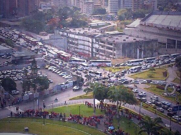 Multitud preparándose para la marcha.