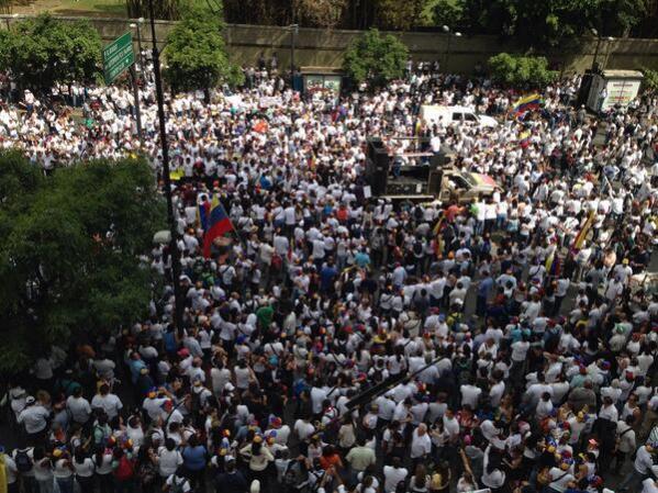 Multitudinaria marcha de la oposición.