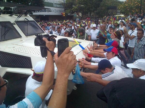 Manifestantes impidiendo el paso de las fuerzas antimotines.