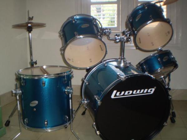 Vendo Batería (Instrumento Musical)<br />Precio: 900 cuc<br />Marca Ludwig .... Con banquetica y platillos incluidos.