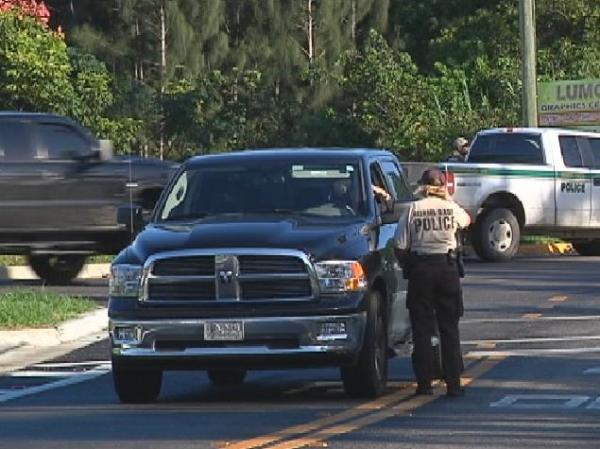 Fotos de la búsqueda de un hombre acusado de secuestro y de haber disparado contra una sargento de la policia en el sur de Miami-Dade.