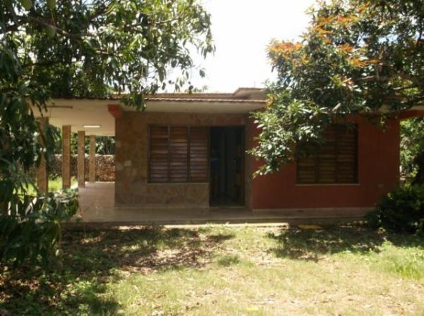 Vendo casa independiente de dos plantas en luyanó a dos cuadras de vía blanca,<br />Precio: 22,000 cuc.<br />Carretera central Km 189 Bayate, Candelaria, a 1 Km del pueblo