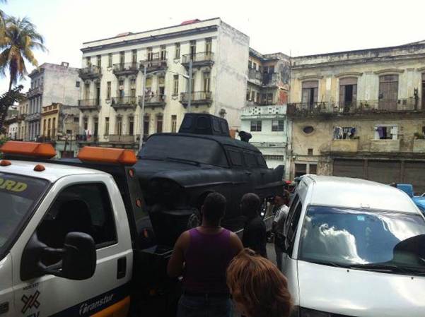 LA HABANA, CUBA - El chofer es arrestado cuando un policía vio que transportaba lo que él creía era un artefacto altamente sospechoso: un submarino.