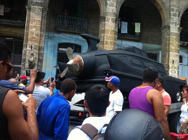 Los tozudos policías comprobaron que el dichoso submarino en realidad no era funcional.