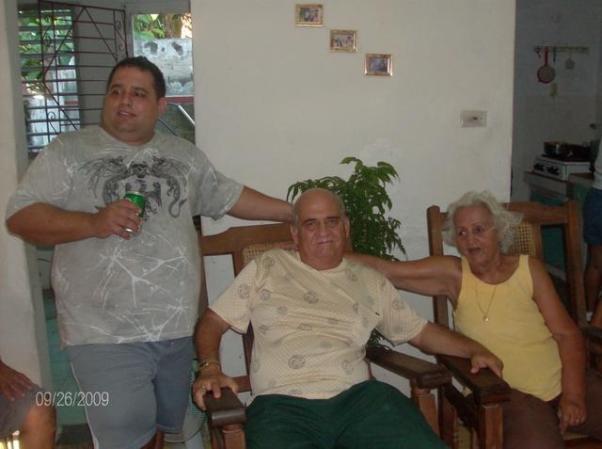 en casa de mi mama con el doctor aleman, mi mama, y yo