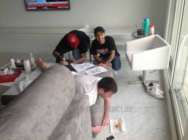 Fuentes cercanas a la selección argentina dijeron que el nuevo tatuaje fue hecho el martes pasado durante una horas libres concedidas a la plantilla por el seleccionador Alejandro Sabella.