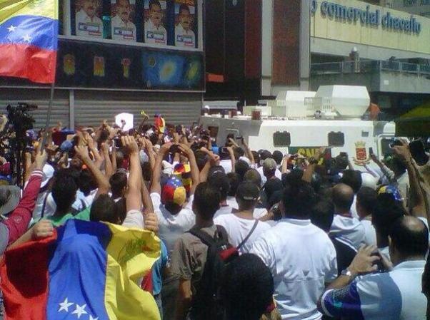 Leopoldo López se entrega a las autoridades.