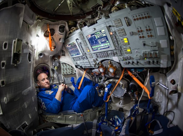 Astronauta Scott Kelly dentro del Soyuz simulatoren el Gagarin Cosmonaut Training Center (GCTC).