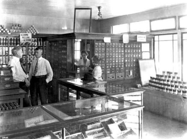 Imagen de 1921 de la primera oficina postal ubicada en la esquina de una tienda.