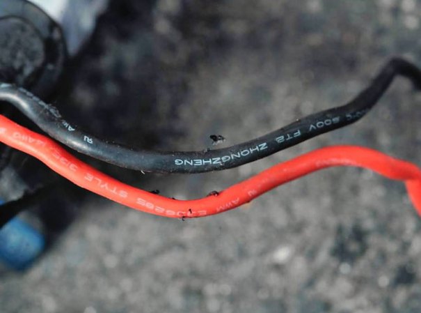 Cables eléctricos que presuntamente eran parte de uno de los artefactos explosivos.