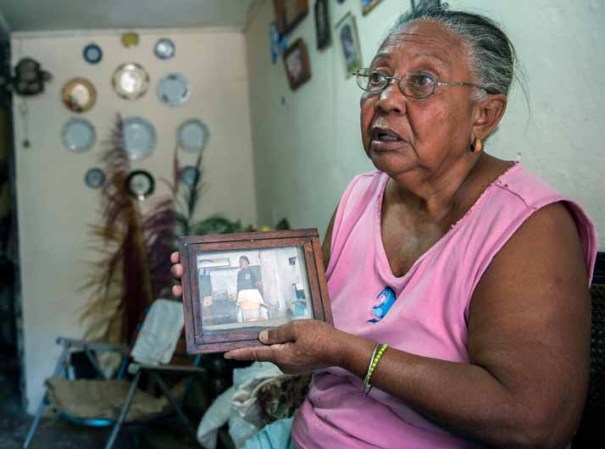 15 DE ENERO: La madre madre de Ubaldo Pino muestra una foto de su hijo quien fue víctima del cólera en La Habana, aunque el gobierno cubano tardó en reconocer el nuevo brote.