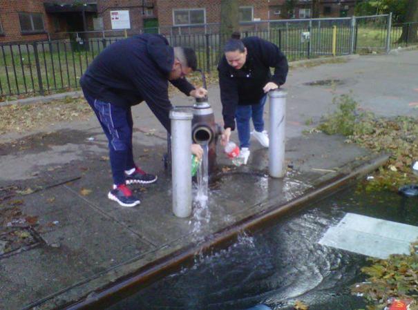 Personas sin agua buscan desesperadamente hasta en las pompas de agua.