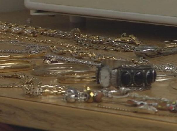 La policía busca a los propietarios de estos objetos robados en casas de Miami, Miami Beach y el condado de Collier.