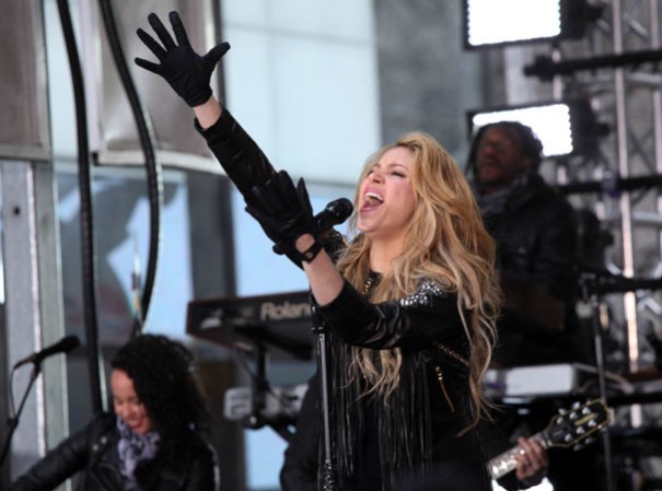 La estrella colombiana retorna por todo alto a los escenarios ante el lanzamiento de su nuevo disco, y tras convertirse en madre. Presentación de Shakira en el show “Today” en la Plaza Rockefeller de Nueva York.