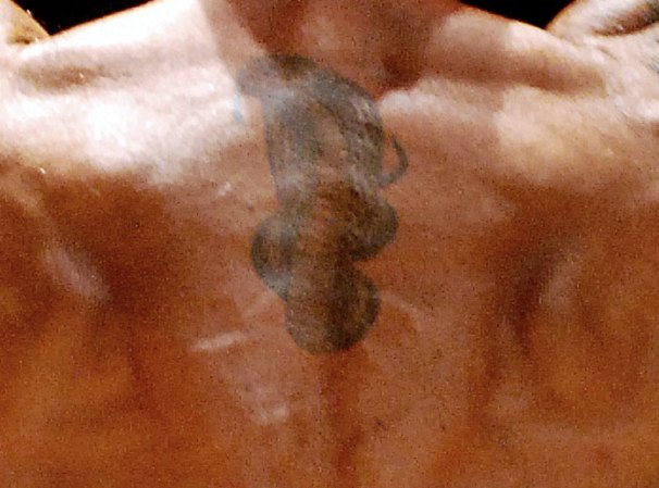 Los tatuajes de Alvarez son igual de impresionantes que sus músculos. Este es el que tiene en la espalda.