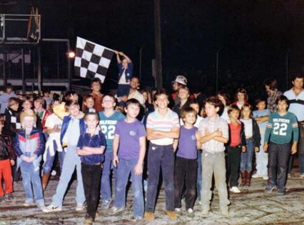 Muy entusiastas acudían estos fanáticos de la velocidad en los ochenta.